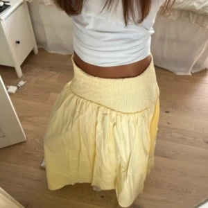 Gul volang kjol!  - Så unik lång kjol! Med fina volanger! HELT NY! Perfekt nu i sommar 💛