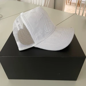 Maggior keps - Precis köpt, inte använd en enda gång, skick 10/10, säljer för att jag inte har behov av kepsen. Nypriss 550kr.