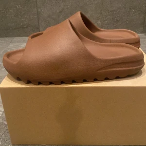 Yeezy slide flax - Helt nya yeezy slide flax i storlek 43. Tofflorna har aldrig använts bara testat inomhus. Kvitto finns kvar. Kan mötas upp i Stockholm eller frakt 
