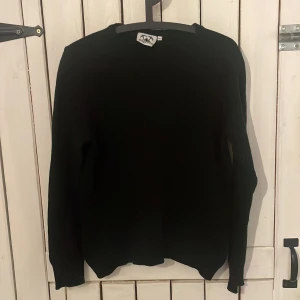 Svart Sweatshirt  - Säljer denna snygga stickade svara tjocktröja i storlek S, Tröjan är köpt för 499 på stilgruvan som var Oliver kastells märke. Väldigt fint skick på tröjan använd några gånger så 8/10  Vid funderingar är det bara skriva.