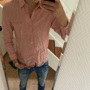 Rosa linneskjorta  - Säljer en rosa linneskjorta från Uniqlo! Den är i mycket bra skick och knappt använd🙌🏼 Den har storleken S men passar även M