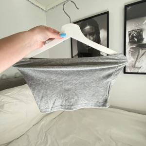 Tubtopp från shein!! - säljer denna fina tubtopp från shein!! Säljer därav den inte kommer till användning det är inga tecken på användning!💗 säljer för 30kr strl:S💓