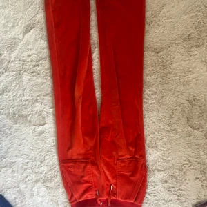 Röd/orange juicy byxor🩷🧡 - Säljer dessa jättefina juicy byxor som är väldigt Lena och i bra skick! Det passar bara inte min stil längre och hoppas att någon som behöver och vill ha dom mer kan få dom!💖💖