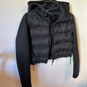 Zara jacka  - Jätte fin jacka från zara i storlek M, men skulle säga att den mer sitter som en S 