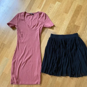 Sommarklänning och kjol - Paket med gammelrosa klänning BikBok stl S, svart kjol NAKD stl M