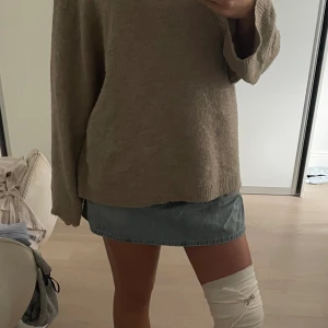 Lågmidjad jeanskjol - Säljer denna jättefina lågmidjade jeanskjolen. Fina detaljer på bakfickorna. Vet inte var den är ifrån då den är köpt för så länge sedan, men skulle tro någonstans utomlands. Osäker på storlek men passar nog bäst på 36, men funkar även för 34 och 38.