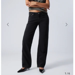 Weekday Arrow jeans  - Jeans från weekday i modellen Arrow i storlek 27/32💗knappt använda, nypris 590kr. Färgen stämmer överens med andra bilden 