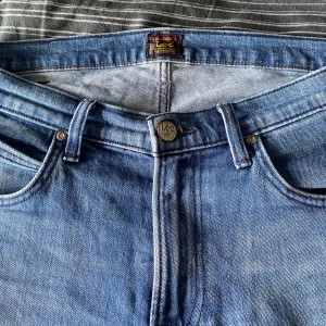 Lee Jeans  - Säljer mina gamla jeans från Lee då de ej passar mig längre.