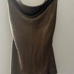 Grön topp från Neo Noir - Så fin fest topp från Neo Noir. Är i gott skick💕 kan mötas upp!