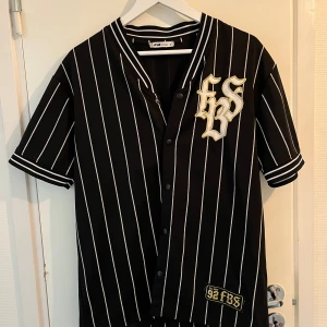 Basket tröja  - Vet ej vad man kallar detta🤔 men den är för män, men passar till tjejer oxå. Storlek S 