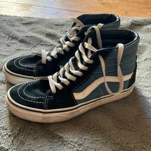 Vans sk8Hi - Hej! Säljer min höga vans. Knappt använda pga fel storlek. Kvalite 9/10. Grymt snygga i blått och svart.