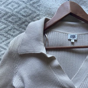Twist & tango tröja - Långärmad tröja i bra skick från twist & tango. Ekologiskt bomull. Storlek M, men passar både S och M då den är formbar i storleken. Nypris 1100 kr. Beige/grå