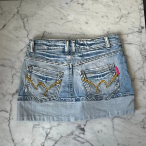 LÅGMIDJAD JEANSKJOL  - Lågmidjad jeanskjol ❤️Midjetmått:  35 cm❤️❤️HAR EJ BILDER PÅ❤️