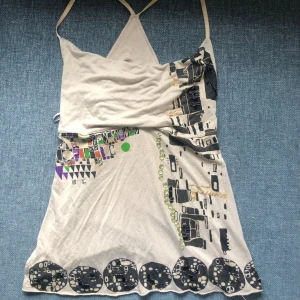 linne  - ett fint linne med mycket detaljer, både tryck och paljetter. är köp secondhand men i bra skick, själv aldrig använt. 