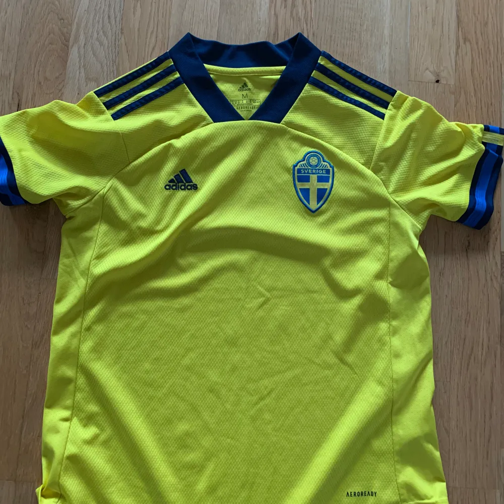 Sveriges vm match tröja. Storlek m. Köpte den för 700.. T-shirts.