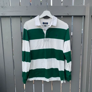 Ralph Lauren tröja/långärmad piké - Säljer denna snygga långärmade pikén från Ralph Lauren i storlek XS men den passar även S. Väldigt fräsch till sommaren och knappt använd. Hör av dig vid frågor och funderingar!