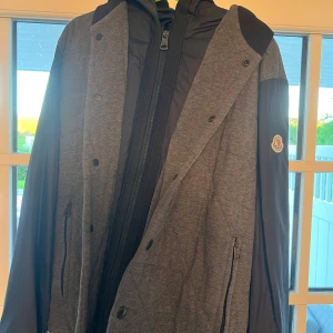 Moncler cardigan  - Säljer nu denna unika Moncler cardigan som är för liten. Pris kan diskuteras och tveka inte på att höra av er för några frågor.  