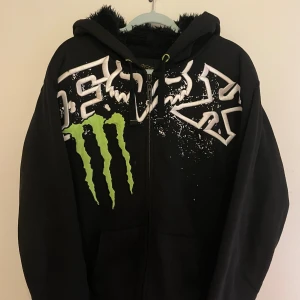 Fox Hoodie - Fett cool hoodie, väldigt oversized, fur i luvan vilket ja tycker e ganska swag. Lite fläckar på några ställen men inte speciellt synligt. Skriv vid frågor😋