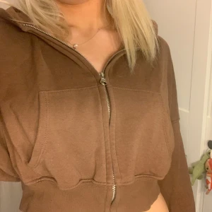 Kort zip hoodie - Kort zip hoodie från h&m 🤍