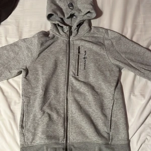 Grå Sail racing kofta  - en grå sail racing kofta skick 10/10 storlek 160 vill bara bli av me den därför säljer ja den billigt 