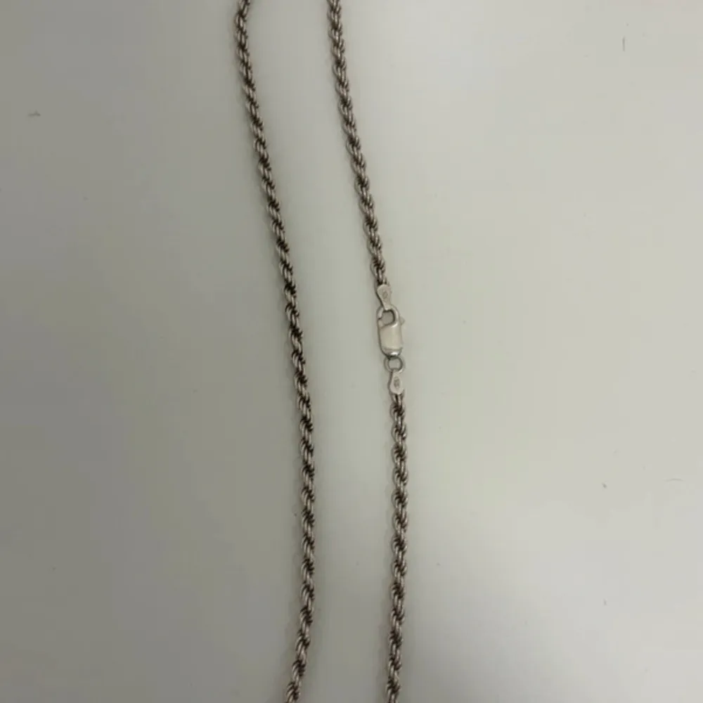 säljer mitt cordell halsband i äkta silver, pris kan diskuteras vid snabb affär . Asusteet.
