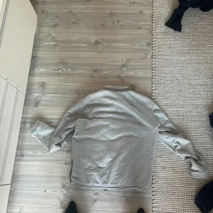 Moncler cardigan  - Säljer min cardigan ny pris 9000 men säljer den nu för 3200 för den är för liten 