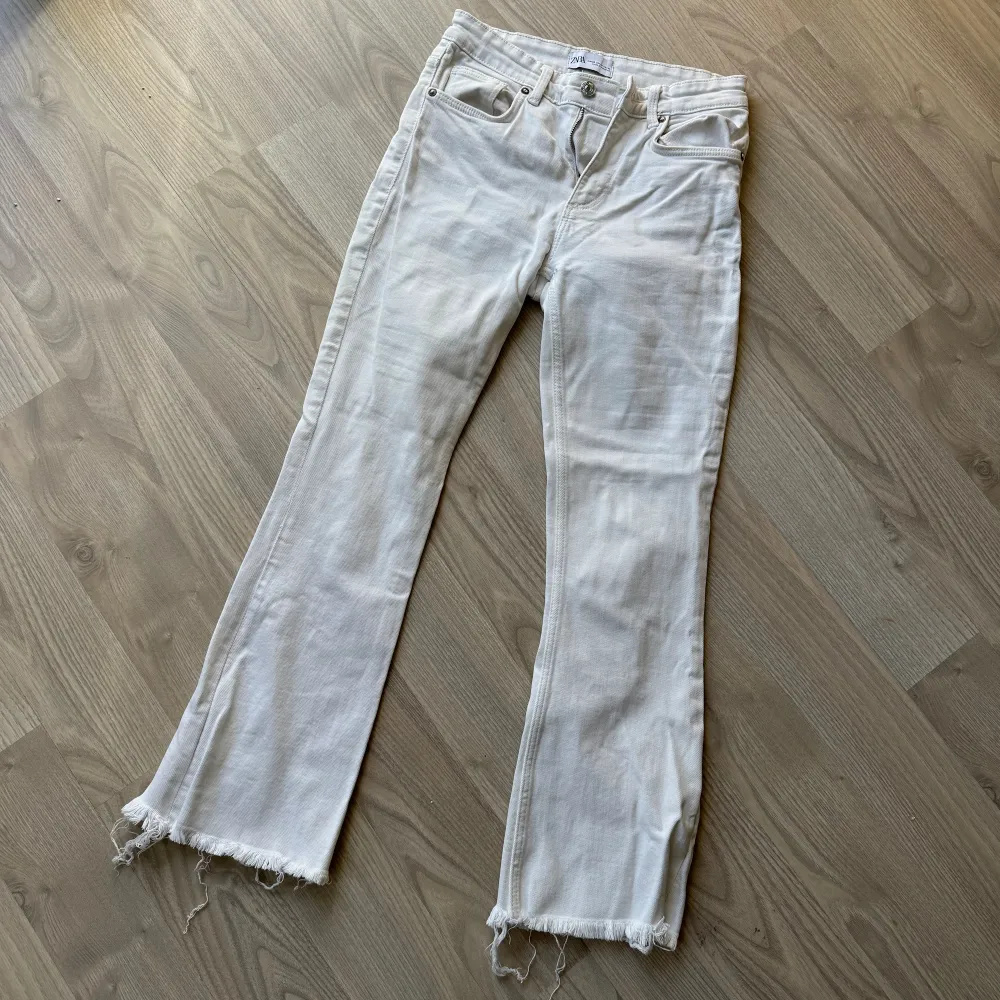 Vita jeans från Zara. Sitter otroligt bra men har tvätt växt ur dem. Skulle rekommendera att man är en liten 36 eller har 34.. Farkut & Housut.