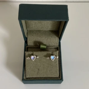 Maria Nilsdotter örhängen  - Supersöt örhängen från Maria Nilsdotter! Nypris för ett par: 3190kr, använda men bra skick, det gråa kan putsas hos maria nilsdotter.