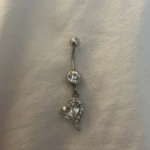 Navelpiercing  - Aldrig använd. Bara testad en gång. Super fin!! Äkta silver. Nypris: 350kr