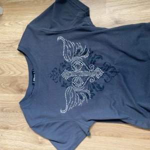 T-shirt  - Magtröja med tryck på fram på. Bara använda få tal gånger men passar nt min still längre så ska sälja. Skriv till mej för fler bilder eller mer info 