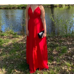 Balklänning - Säljer min fina balklänning från Ivory Field! Det går att justera storleken på klänningen med hjälp av banden då man kan knyta den på olika sätt! Nypris -1899 (billigare pris vid snabb affär☺️)