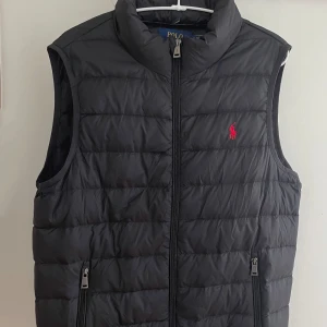 Ralph Lauren väst  - Svart ralph lauren väst i storlek S, men passar även M. Den är i nyskick då den är för tajt på mig. Priset är ej hugget i sten så kom gärna med prisförslag och funderingar.