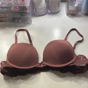 Vinröd push up bh - Lappen med storlek är avklippt men är i storlek 75B. Knappt använd.