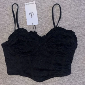 Korsettopp - Topp/linne från stradivarius med justerbara spagettiband, helt oanvänd med lappen kvar. 