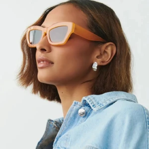 Solglasögon  - Solglasögon från Gina Tricot, de är nya med lappen kvar så endast testats.