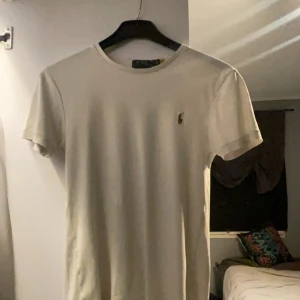 Ralph lauren t-shirt - Tja, säljer nu min Ralph lauren T-shirt i storlek s, anledning till att jag säljer t-shirten är pga den ligger bara i garderoben och ruttnar. Skick 10/10 knappast använd, skriv om ni har fler frågor eller funderingar. Önskar er allt gott//Kevin