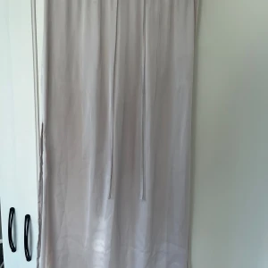 Kjol - En långkjol som är otroligt skön och fin. Endast använd en gång. Säljer då den var lite för stor för mig💞 Köparen står för frakten! Priset går att diskutera🫶🏻