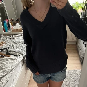 Tröja - En V-ringad tröja i jätteskönt material. Säljer då den ej kommit till användning ☺️ jättebra skick!