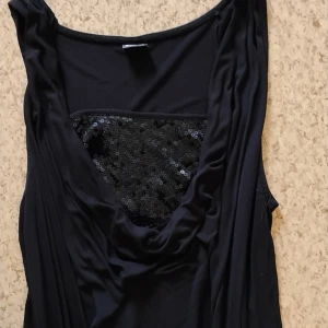 Fin klänning med glitter er som innantyg - Klänning med glitter som innan tyg, åtsittande vid rumpan, bra fin klänning storlek m