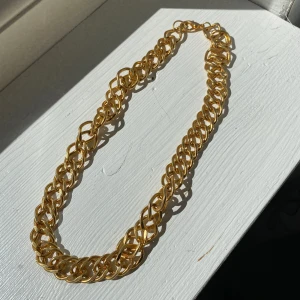 Guldigt halsband - Ett snyggt halsband men som tyvärr aldrig kommer till användning längre🌸