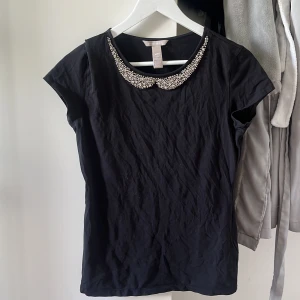 Svart glittrig top - Denna toppen är i väldigt gott skick, använd två gånger och inga fläckar. 