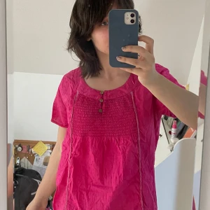 Rosa tröja - Gullig rosa topp. Kommer inte till använding. Tröjan är in nyskick.<33