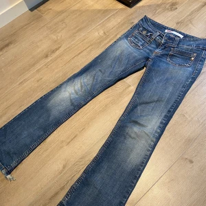 Lågmidjade bootcut jeans! - Säljer mina favorita jeans pga att de är lite för små tyvärr, annars jättesköna! Bra skick och jätte fina🩷🩷 Innerbenslängd: ca73cm Midjemått tvärsöver: 32cm Längd från midja: ca94cm Stil på jeans: EBBA  strl: 34/32 enligt jeansen Pris kan diskuteras❤️
