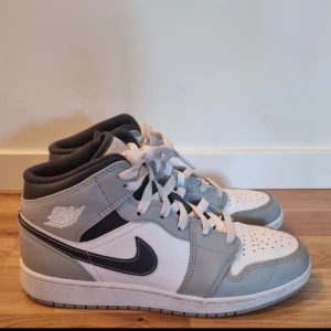 Jordan 1 mid light smoke grey i storlek 39. Sparsamt använda. Har även box i mycket bra skick. Ny pris 3000 - Mycket bra skick 