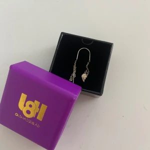 Örhänge  - Jättefint örhänge från L8Hassenblad som inte kommer till användning. Nästan helt oanvänt och lådan skickas med!  Skriv för intresse