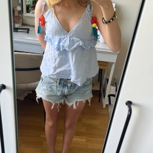 Zara topp - Jättefin topp ifrån zara med så så gulliga detaljer, klippt av storlek lappen men är nästan 100% på att det var storlek Xs men passar S lika bra❤️