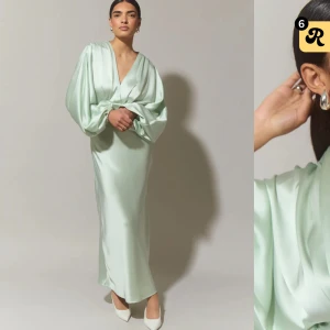 Satin klänning - Säljer nu denna underbara pastellgröna satin klänning från gina tricot, endast använd 1 gång🥰 Nypris 699 säljer för 560kr + frakt eller prisförslag🫶🏻