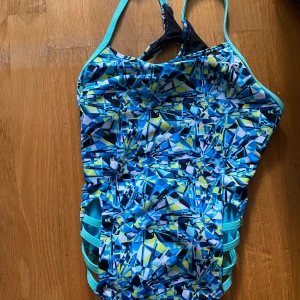 Baddräkt tyr - Säljer en tyr baddräkt i fint skick, använt fåtal gånger. Perfekt när man ska simträna. Pris: 300kr kan diskutera priset :)