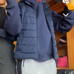 väst - Dun väst från GAP