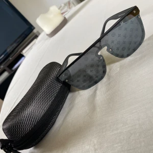 Louis Vuitton solglasögon  - Helt ny, har en likadan så varför inte sälja den.  Möts upp i Kungsbacka eller Göteborg, kan även fraktas men då får ni stå för frakten